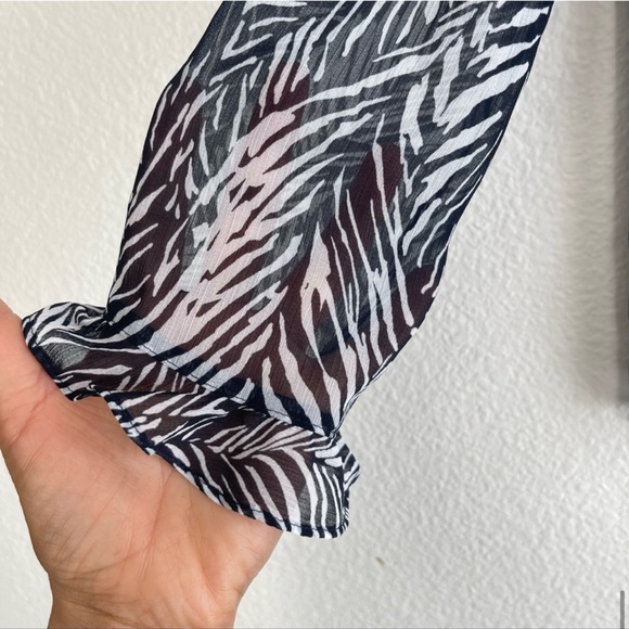 Club Monaco One-Shoulder Blouse Flare Cuffs
Palm printed size XS - Picture 9 of 16